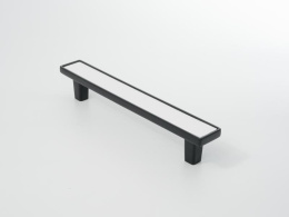 Ручка мебельная  Frame 128 мм  BL+WH  черный+белая кожа  ADELIA Ручка мебельная  Frame 128 мм  BL+WH  черный+белая кожа  ADELIA